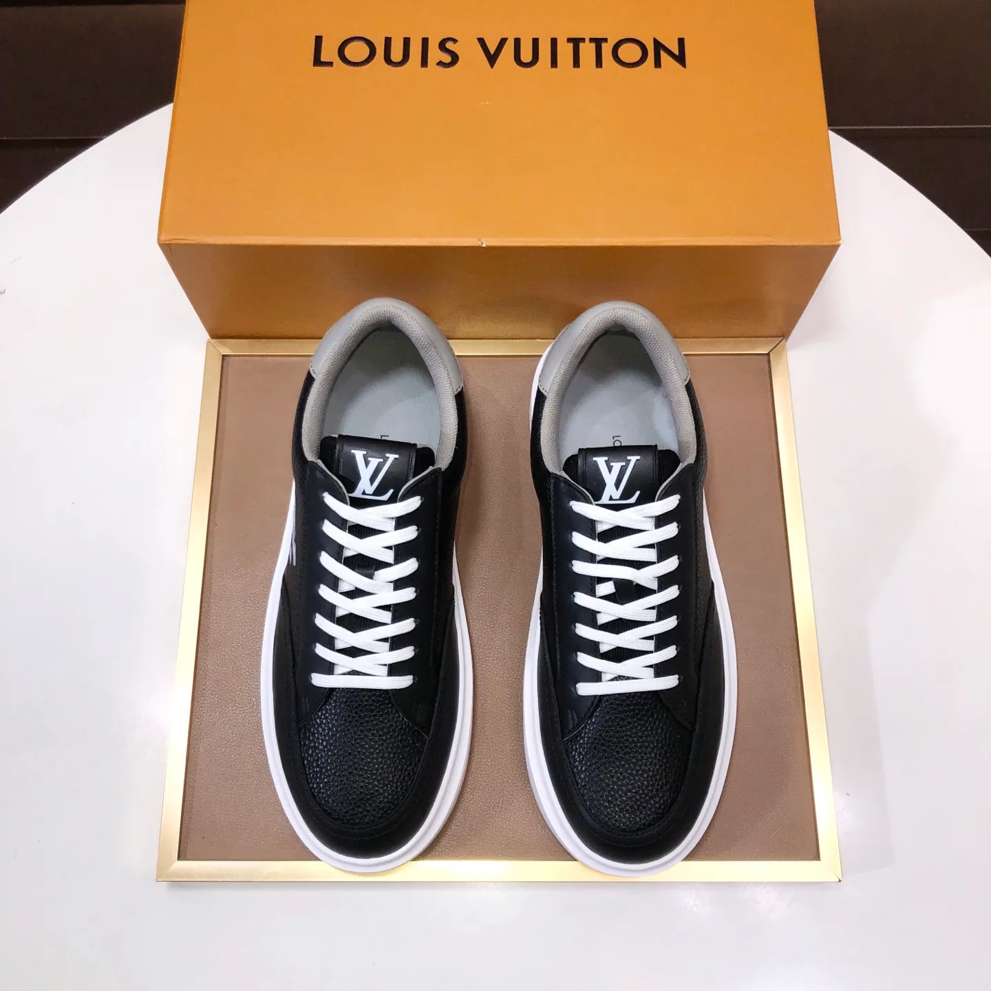 Factory batch 640💰original development, quality shipment, welcome to compare - LV sneaker series sports shoes introduce the loose silhouette of the ready-to-wear series into the spring and summer men's wear shows and make an eye-catching appearance. The cow leather upper is combined with rough fabric laces, and colorful beading highlights the brand's classic elements. LV letters mark the tongue and Monogram floral outsole. Mixed materials Made of top-grain cowhide, thick shoelace design, large Monogram print on the side, mesh lining and cotton feet, the comfort is as extreme as ever, premium heritage, quality first, worth owning! Size: Men’s 38-45 (45 is custom-made and cannot be returned or exchanged)